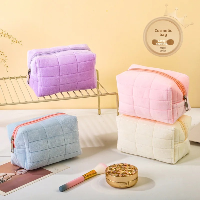 Furry Surface Cosmetic Bag Lux - مراجعة Luxury Skincare Women وسعره