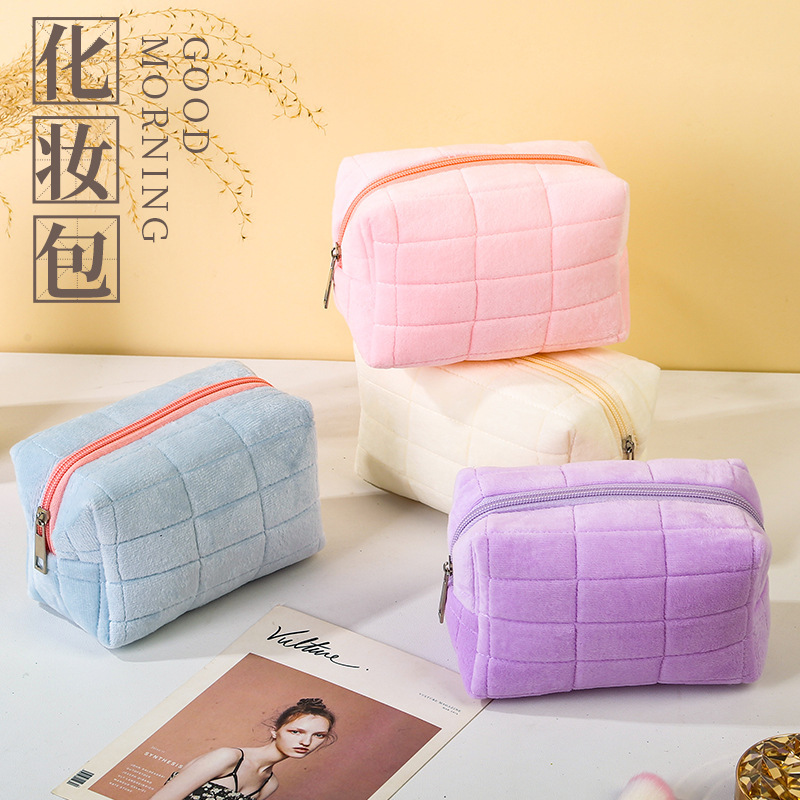Furry Surface Cosmetic Bag Lux - مراجعة Luxury Skincare Women وسعره
