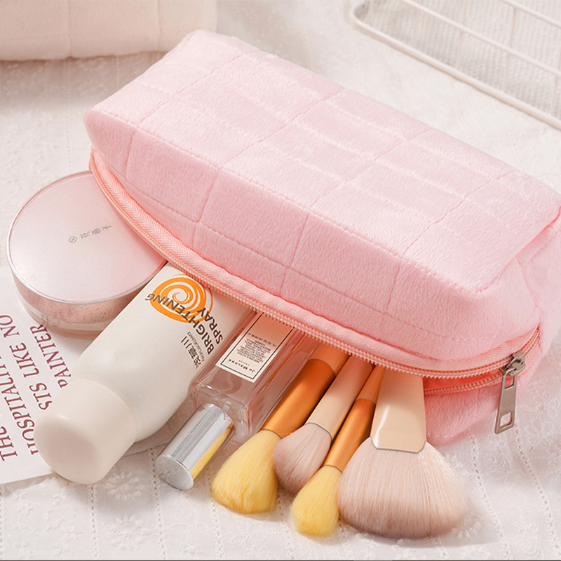 Furry Surface Cosmetic Bag Lux - مراجعة Luxury Skincare Women وسعره