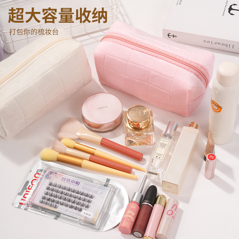 Furry Surface Cosmetic Bag Lux - مراجعة Luxury Skincare Women وسعره